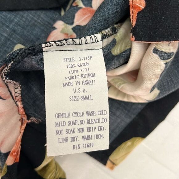 Vintage Iolani Women’s Hawaiian Made Button Up Shirt - Picture 3 of 4